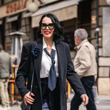 Dama sa &scaron;pice u modernom poslovnom outfitu: Suknja koja ru&scaron;i sva pravila