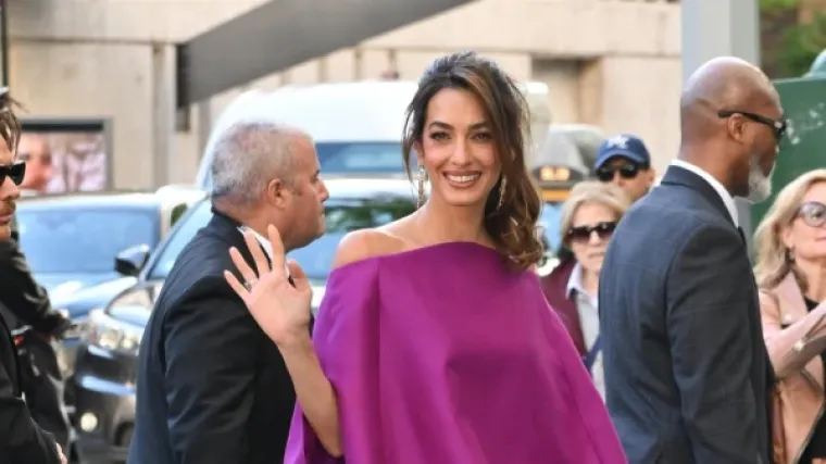 Clooney osvojio nagradu, a Amal ukrala show: U haljini boje fuksije istaknula noge