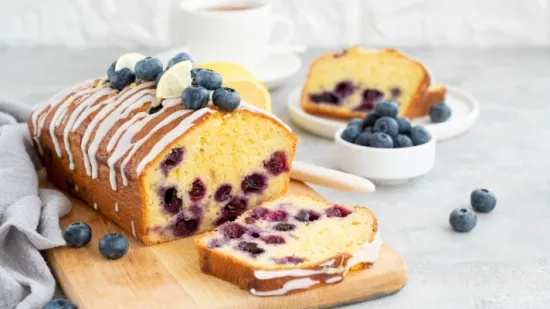 Voćno, sočno i proljetno: Kolač na ča&scaron;e s limunom i borovnicama