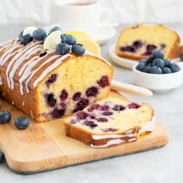 Voćno, sočno i proljetno: Kolač na ča&scaron;e s limunom i borovnicama