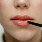 Zamagljene usne su novi beauty trend: Evo kako postići 'blurred lips' efekt