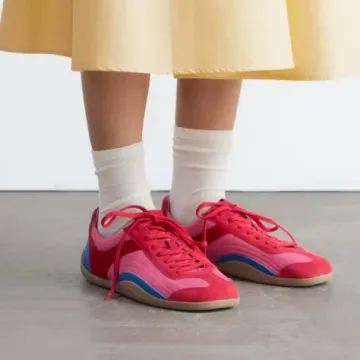 Tenisice u boji savr&scaron;en su dodatak proljetnim kombinacijama, a odlično izgledaju uz haljine