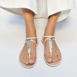 Ravne sandale su opet u fokusu, a ovo su modeli koji će obilježiti toplije dane