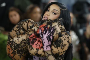 Cardi B na Met Gali &scaron;okirala haljinom: Cista, tumor ili umjetnost?