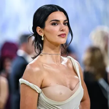 Kendall i Kylie Jenner polugole na Met Gali 2026.: Haljine su klizile s njihovih tijela