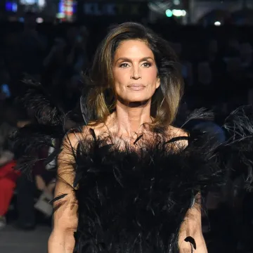 Jednom supermodel, uvijek supermodel: Cindy Crawford sa 60 pokorila modnu pistu