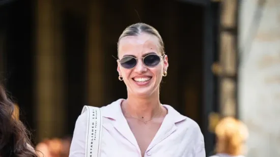 Djevojka sa &scaron;pice pogodila je savr&scaron;en ljetni outfit - evo kako ga iskopirati od glave do pete