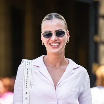 Djevojka sa &scaron;pice pogodila je savr&scaron;en ljetni outfit - evo kako ga iskopirati od glave do pete