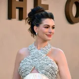 Anne Hathaway nova je kraljica trudničke mode: Svakom novom haljinom podiže ljestvicu