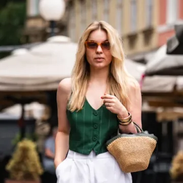 Slamnata torbica i lanene bermude: Plavu&scaron;a sa &scaron;pice nosi ljetni outfit za čistu peticu