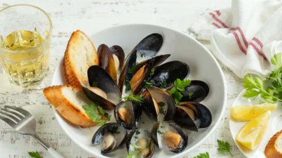 Dagnje na buzaru: Recept za klasik koji spaja jednostavnost i bogatstvo okusa