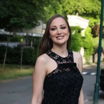 Aleksandra Prijović u bikiniju koji odi&scaron;e retro glamurom: Crno-bijeli spoj koji osvaja