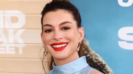 Anne Hathaway pokazala trudnički trbu&scaron;čić u kreaciji koja je podijelila internet