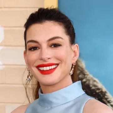 Anne Hathaway pokazala trudnički trbu&scaron;čić u kreaciji koja je podijelila internet
