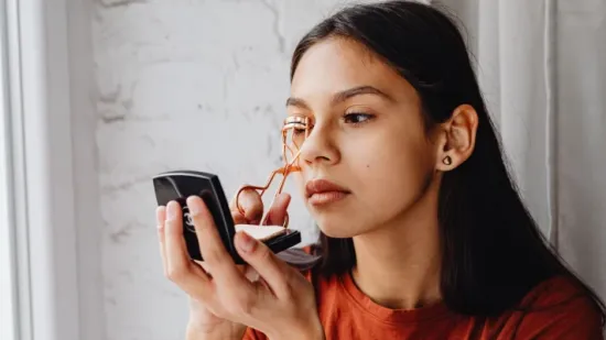 Ovaj TikTok trik za ljep&scaron;e trepavice je hit, ali stručnjaci upozoravaju da nije ba&scaron; siguran