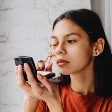 Ovaj TikTok trik za ljep&scaron;e trepavice je hit, ali stručnjaci upozoravaju da nije ba&scaron; siguran