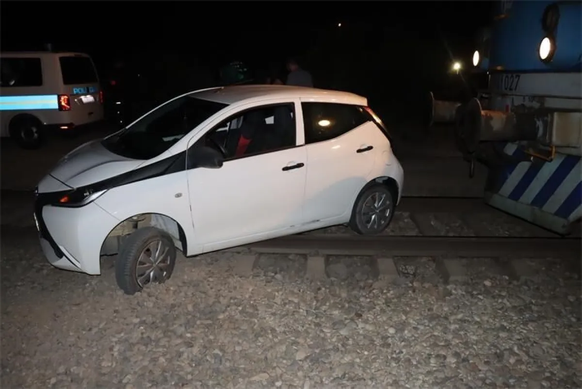 Pijana vozačica projurila autom i završila na željezničkoj pruzi, a onda je naišao teretni vlak