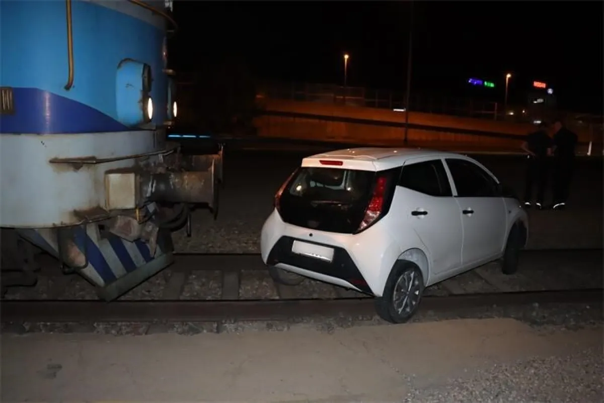 Pijana vozačica projurila autom i završila na željezničkoj pruzi, a onda je naišao teretni vlak