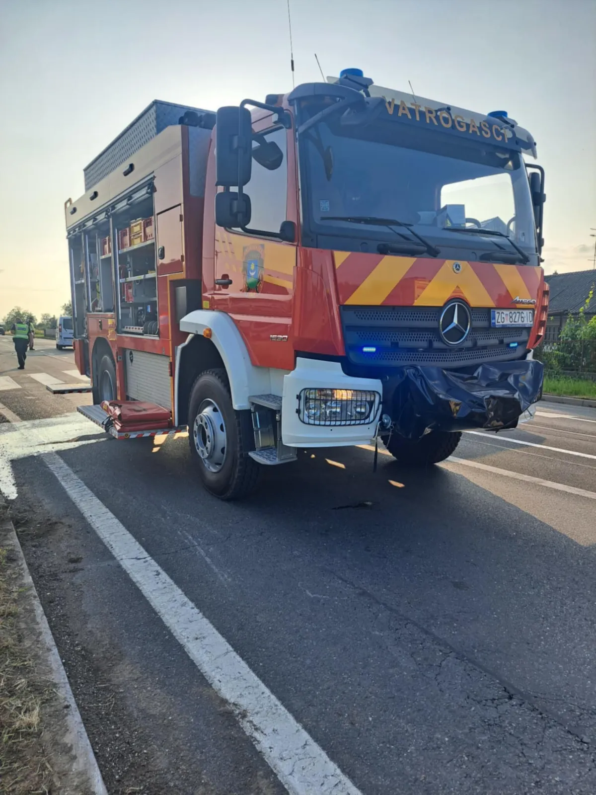 Sudar i prevrnut auto kod Ludbrega! Vatrogasci rezali auto da spase prikliještene ljude