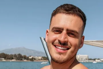 Drama na Hvaru: Jedan od najpoznatijih youtubera pijan udario policajca šakom