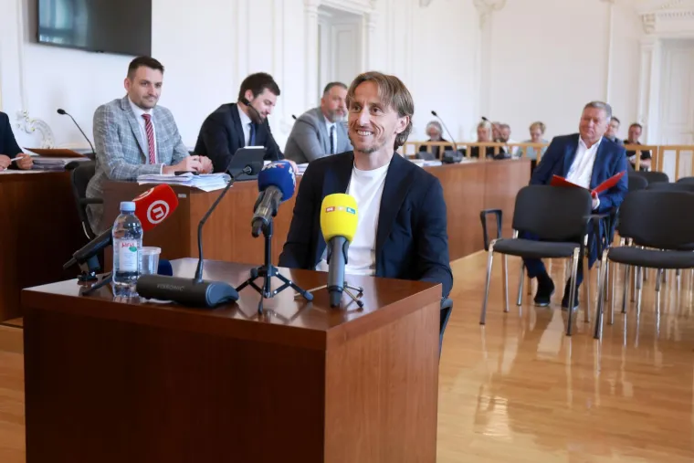 Dan nakon utakmice, Modrić na sudu u Osijeku zbog suđenja Mamićima