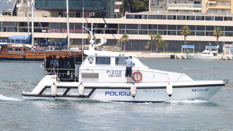 Ignorirali prognozu i s dvoje djece otišli kajakom na more: Spašavala ih pomorska policija