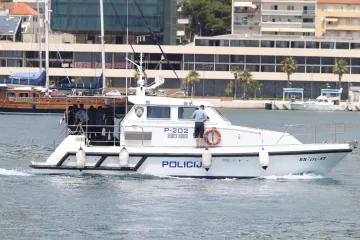 Ignorirali prognozu i s dvoje djece otišli kajakom na more: Spašavala ih pomorska policija
