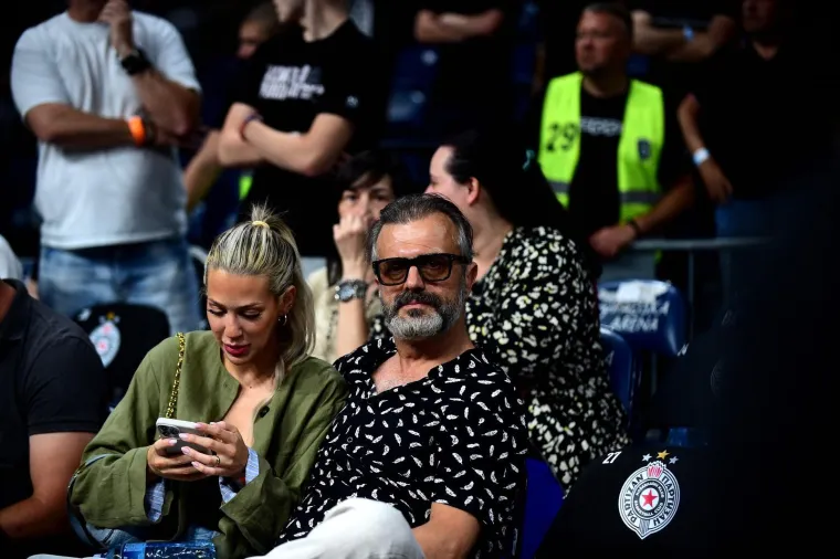 Sergej Trifunović i njegova 24 godine mlađa supruga u izlasku: Nisu skidali osmijeh s lica
