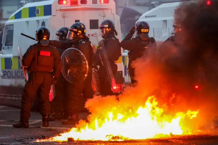 Nemiri prerasli u nerede: Prosvjednici pale sve što stignu, 15 policajaca ozlijeđeno