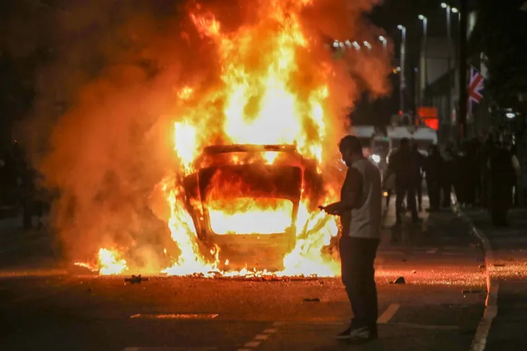 Nemiri prerasli u nerede: Prosvjednici pale sve što stignu, 15 policajaca ozlijeđeno
