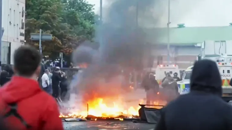 Grad im izgleda poput ratne zone: Prosvjednici pale kuće i automobile, scene su nezapamćene