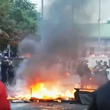 Grad im izgleda poput ratne zone: Prosvjednici pale kuće i automobile, scene su nezapamćene