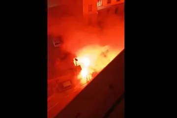 Torcida prosvjeduje ispred šibenskog zatvora: Palili baklje i blokirali promet