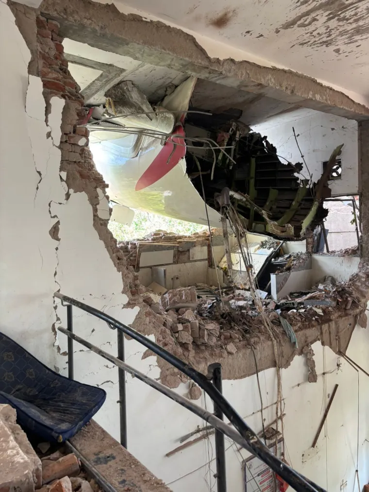 Nakon stravične nesreće, iz aviona je išetao putnik sa sjedala 11A, pojavile se i teorije o padu aviona