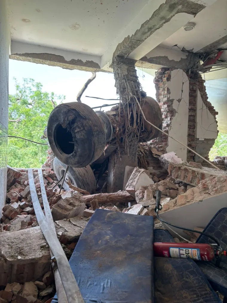 Nakon stravične nesreće, iz aviona je išetao putnik sa sjedala 11A, pojavile se i teorije o padu aviona