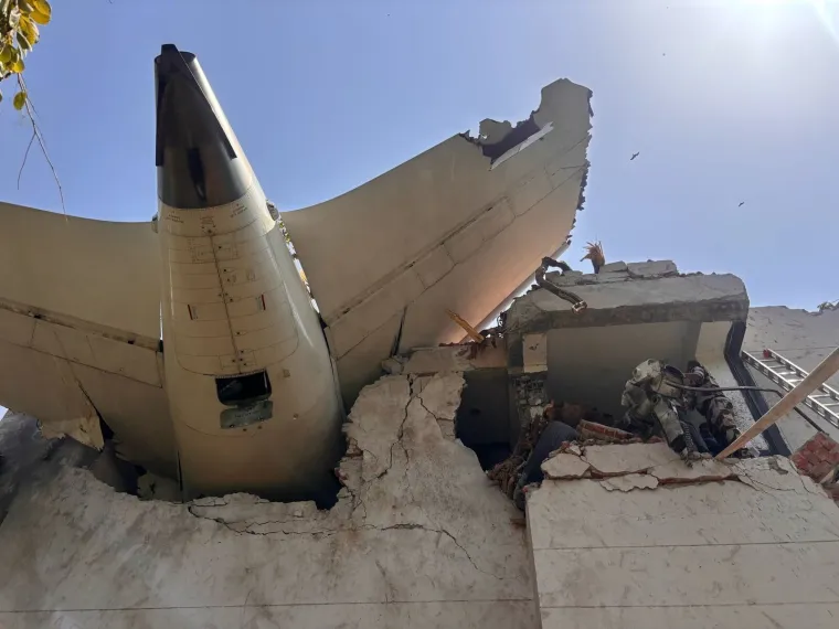 Nakon stravične nesreće, iz aviona je išetao putnik sa sjedala 11A, pojavile se i teorije o padu aviona