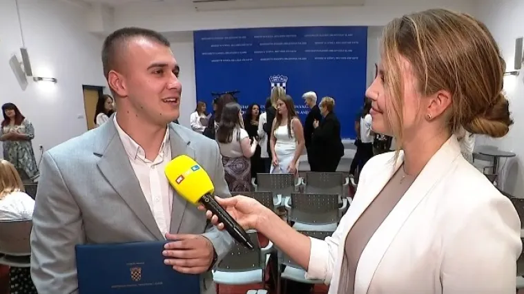 I sam bio žrtva nasilja, sad ponosno drži nagradu: Kako je Filip osvojio srca i postao uzor