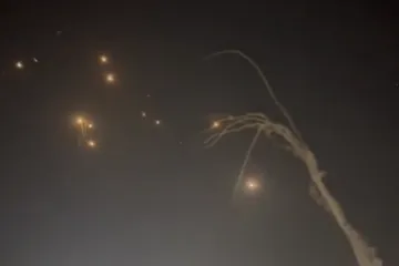 Pogledajte kako izgleda kada Iran napada, a Izraelci ruše njihove rakete. Ipak, jedna je prošla...