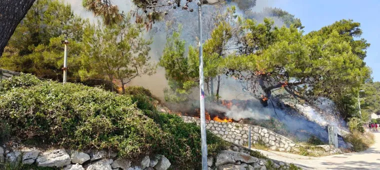 Gdje je pamet? Osmaši bakljama skoro zapalili Lošinj, vatrogasci: 'Djeca to sigurno nisu mogla sama kupiti'