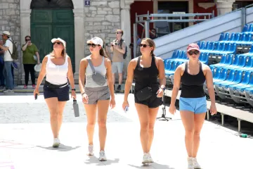 Turisti fotkaju, a djevojke u vrućim hlačicama se prošetavaju: Doslovno su zavladale Šibenikom