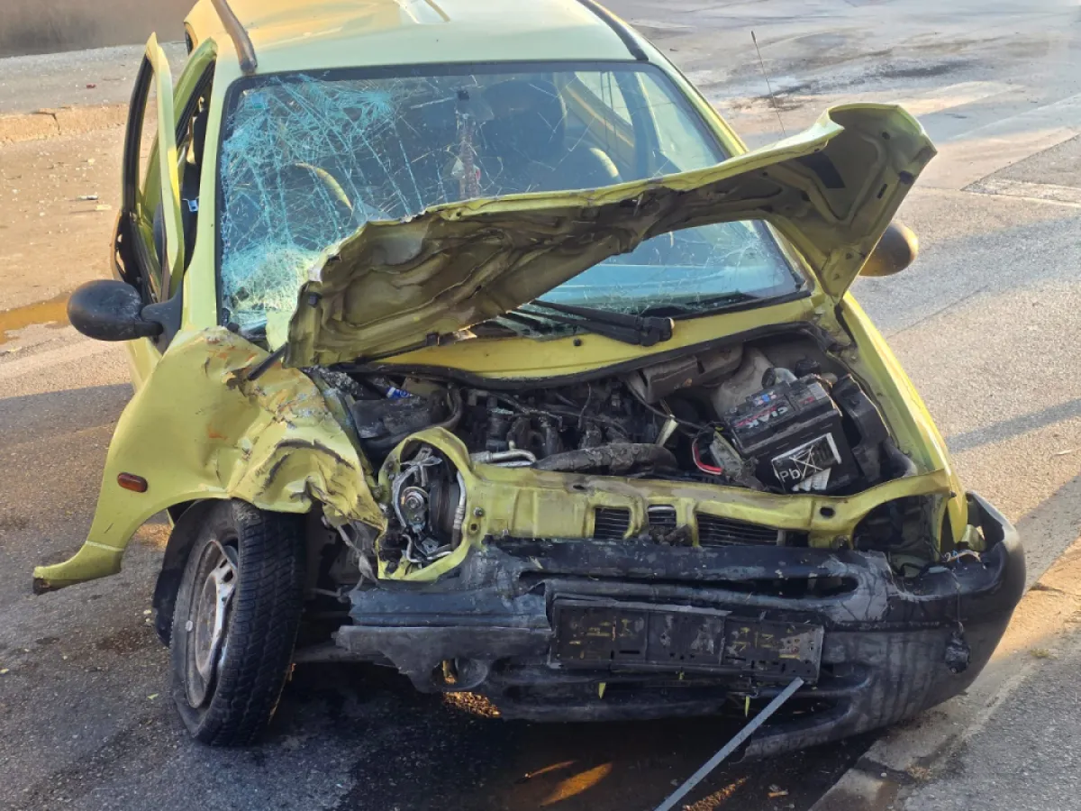 Užas u Požegi! Kamion probio izlog pekare, Twingo uništen do neprepoznatljivosti