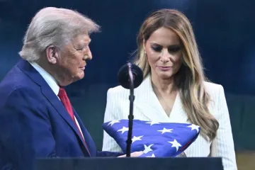 Dosada ili umor? Melania zadrijemala na Trumpovoj proslavi rođendana
