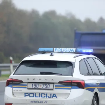 Kombijem probio ogradu na A4. Dva auta i motocikl se zabili u oštećene dijelove, jedna osoba poginula