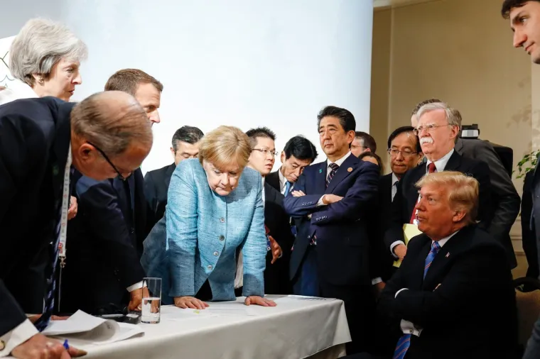 Sjećate se fotke iz 2018. sa samita G7? Svi stoje, Trump sjedi, prekrižio ruke: Sutra se lideri opet nalaze