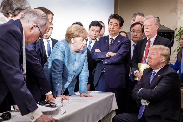 Sjećate se fotke iz 2018. sa samita G7? Svi stoje, Trump sjedi, prekrižio ruke: Sutra se lideri opet nalaze