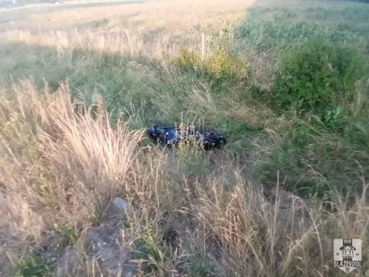 Kombijem probio ogradu na A4. Dva auta i motocikl se zabili u oštećene dijelove, jedna osoba poginula
