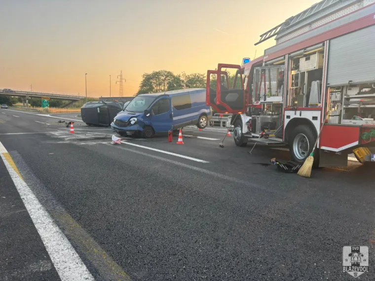 Kombijem probio ogradu na A4. Dva auta i motocikl se zabili u oštećene dijelove, jedna osoba poginula