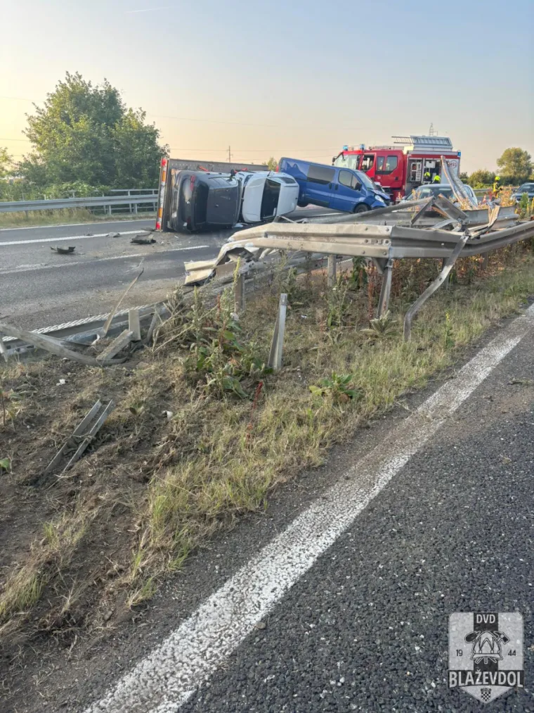 Kombijem probio ogradu na A4. Dva auta i motocikl se zabili u oštećene dijelove, jedna osoba poginula