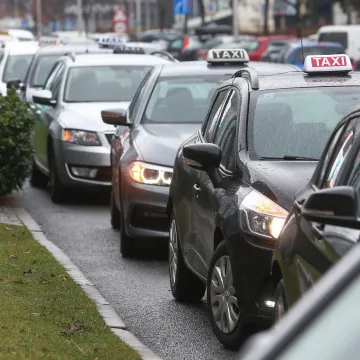 Problemi sa sezonskim taksistima kreću: Cijene variraju od 16 pa do vrtoglavih 120 eura za istu rutu