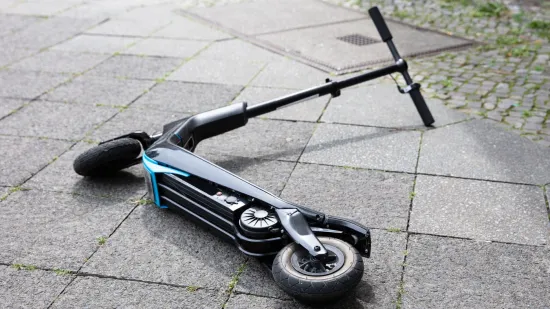 Troje maloljetnika stradalo u padu s električnog romobila u Bjelovaru: Hitno prevezeni u bolnicu